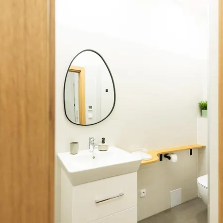 Modern & Spacious Near The Old Town Апартаменты *