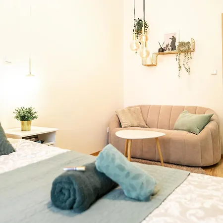 Modern & Spacious Near The Old Town *