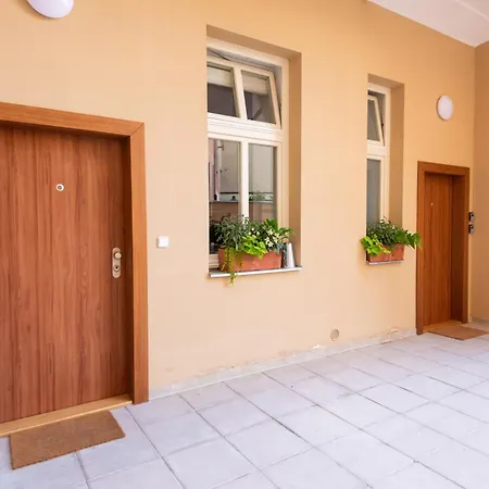 Modern & Spacious Near The Old Town Апартаменты *