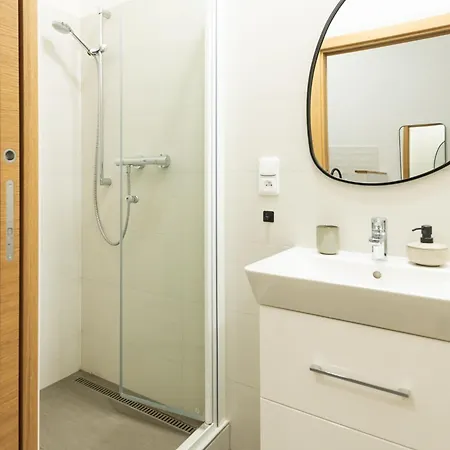 Modern & Spacious Near The Old Town Апартаменты Прага
