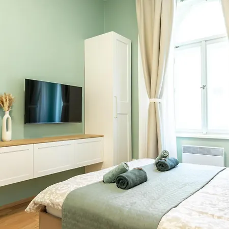 Апартаменты Modern & Spacious Near The Old Town *