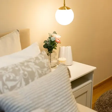 Modern & Spacious Near The Old Town