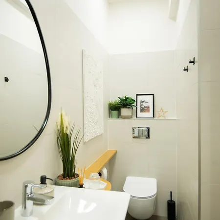 Modern & Spacious Near The Old Town Praga