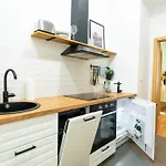 Modern & Spacious Near The Old Town *